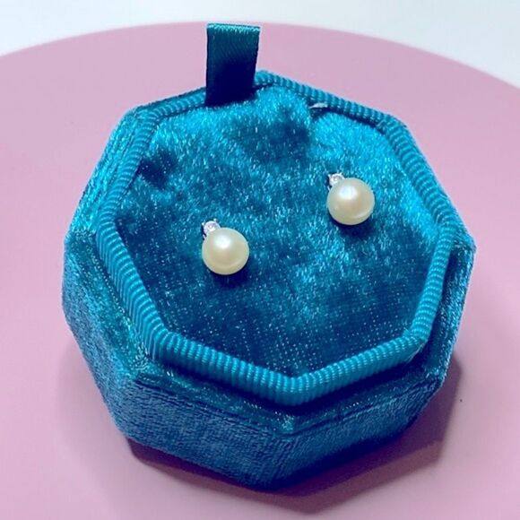 💛 14k White Gold Plated Designer Faux Pearl & CZ Stud Earrings - Picture 2 of 7